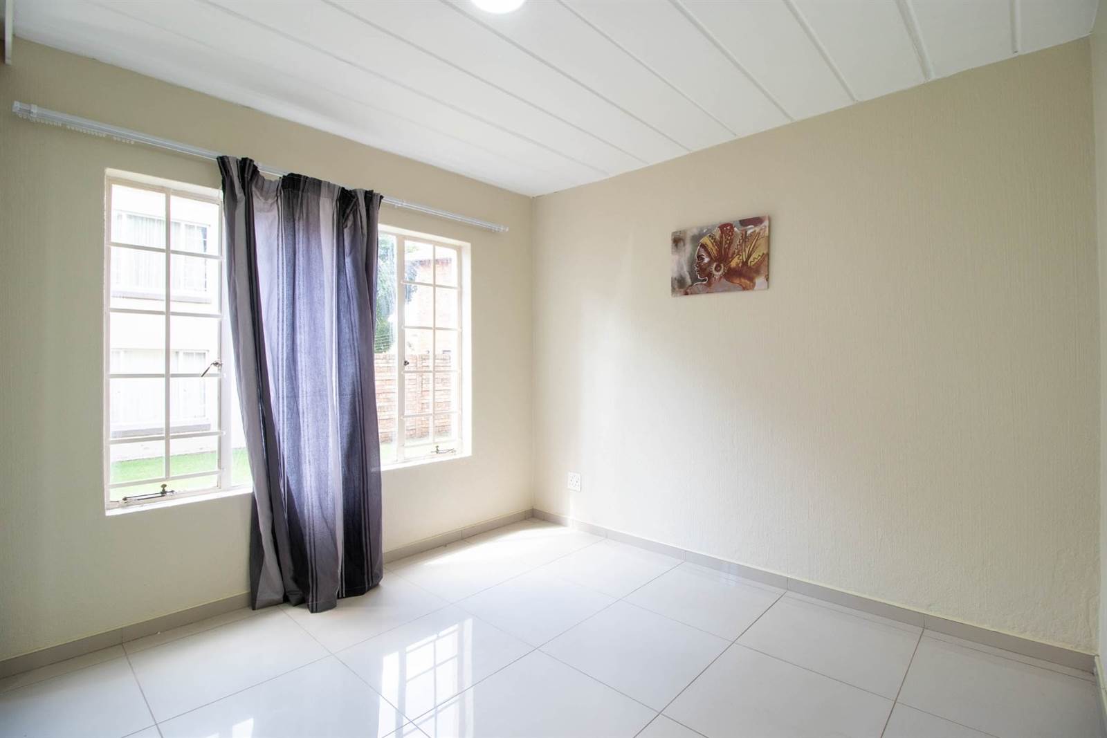 2 Bed Apartment in Garsfontein photo number 17
