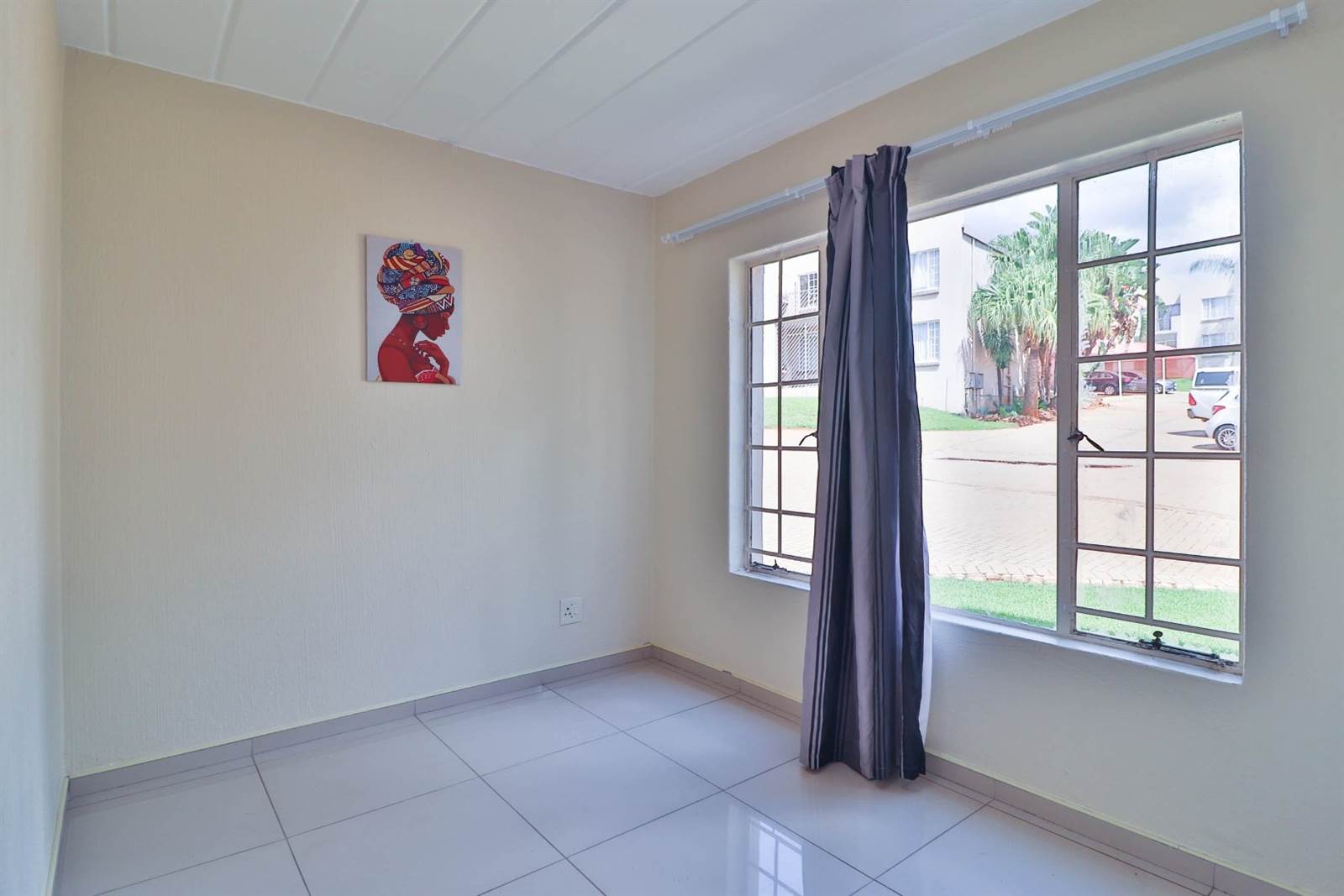 2 Bed Apartment in Garsfontein photo number 15