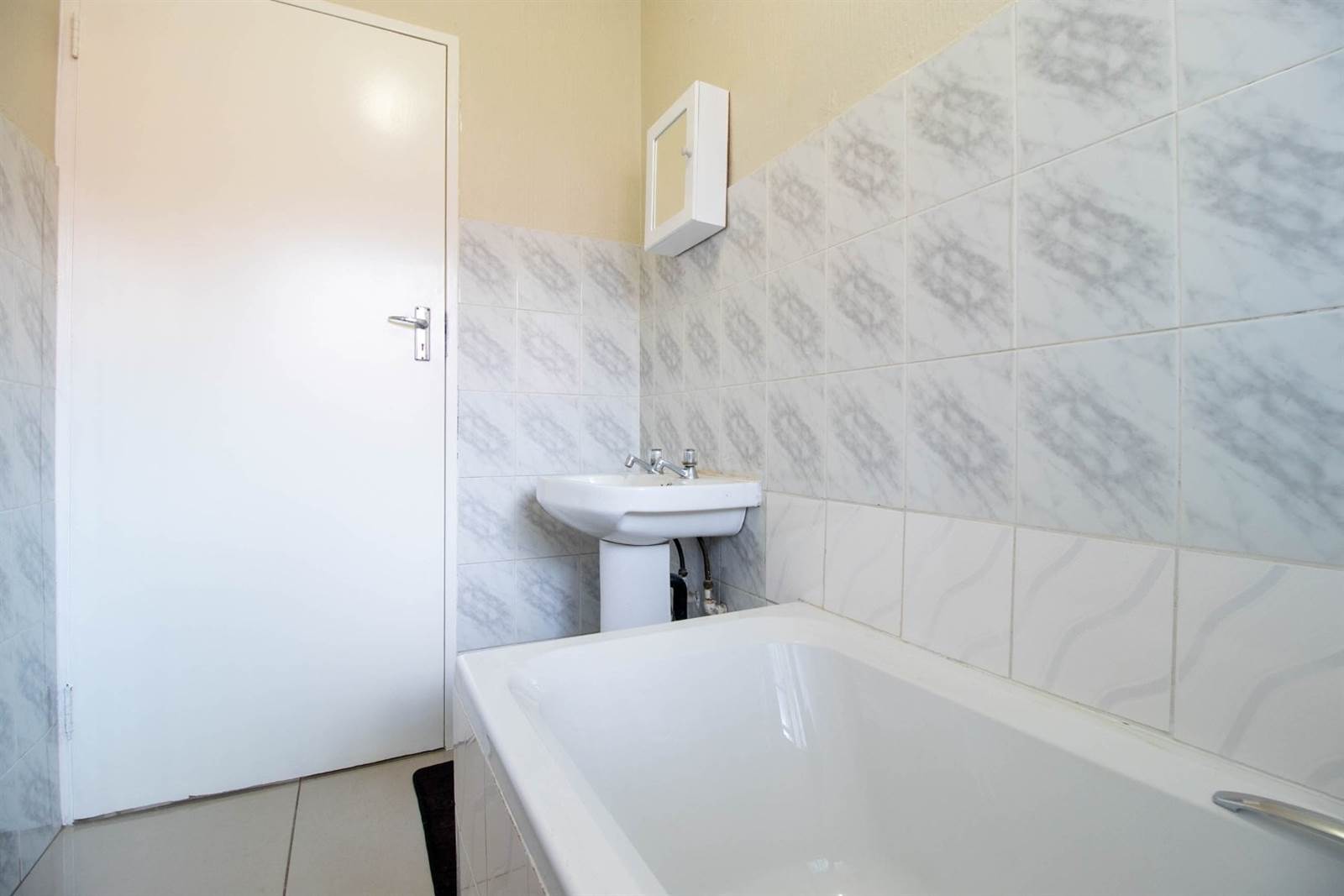 2 Bed Apartment in Garsfontein photo number 20