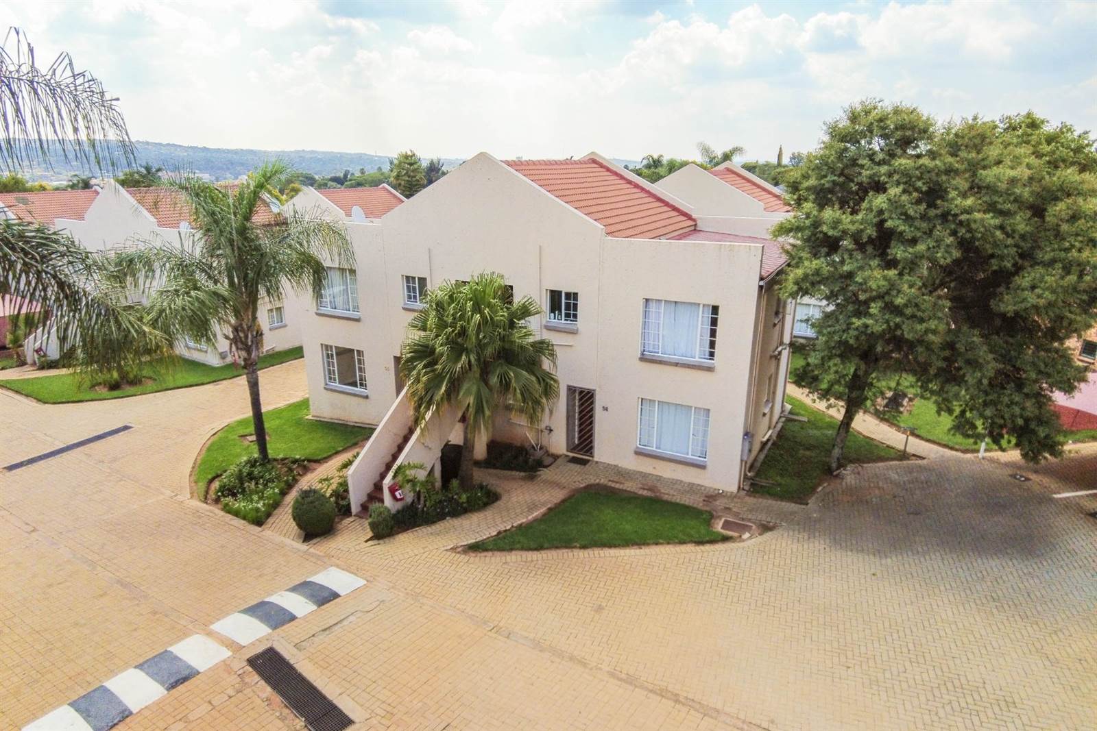 2 Bed Apartment in Garsfontein photo number 3