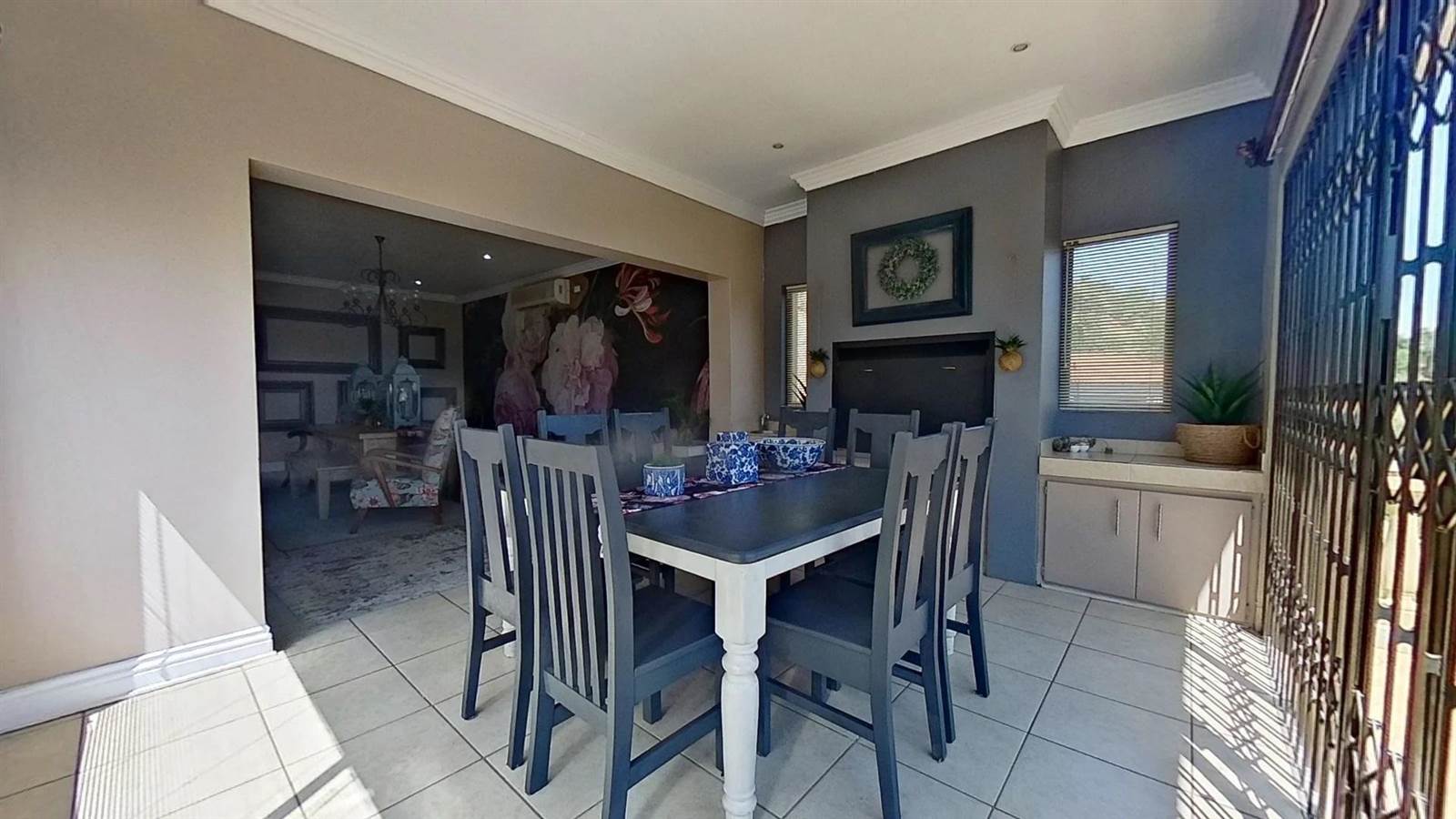 6 Bed Townhouse in Wilkoppies photo number 11