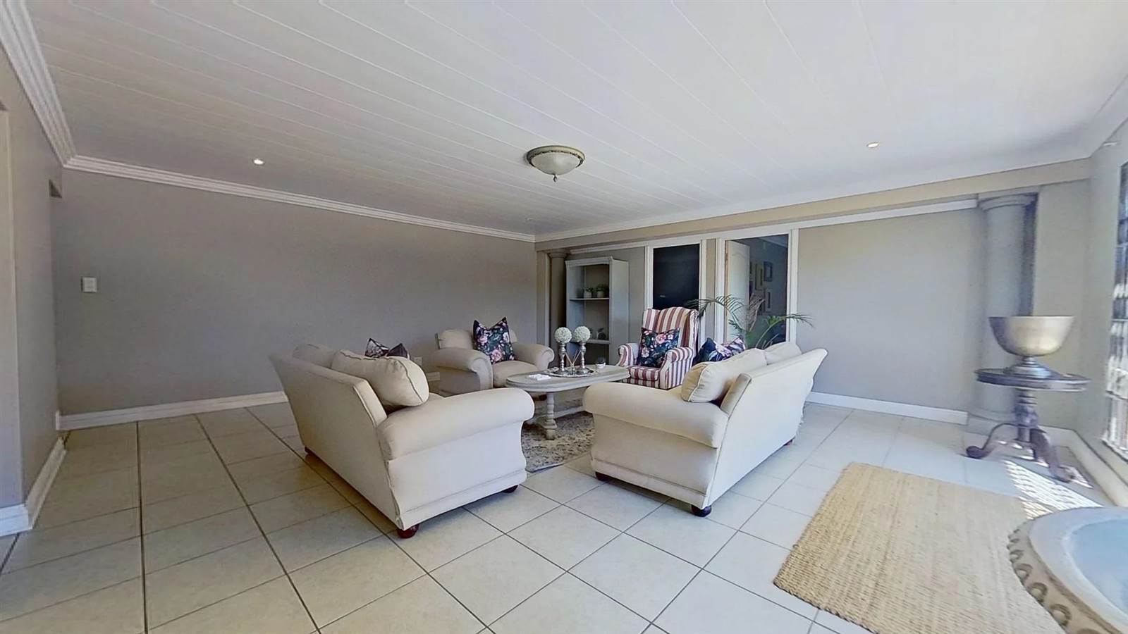 6 Bed Townhouse in Wilkoppies photo number 17
