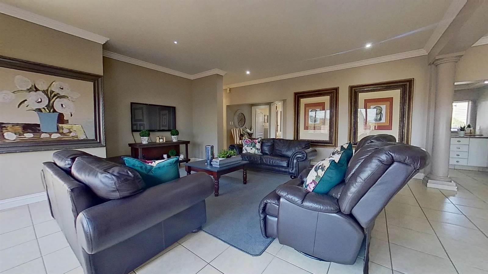 6 Bed Townhouse in Wilkoppies photo number 3