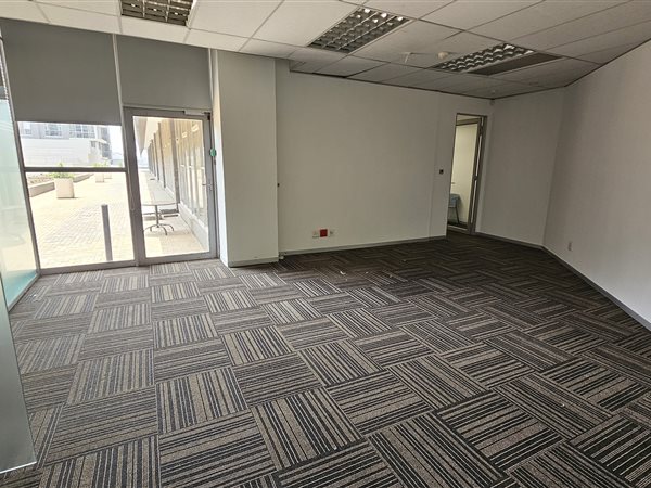 664  m² Commercial space