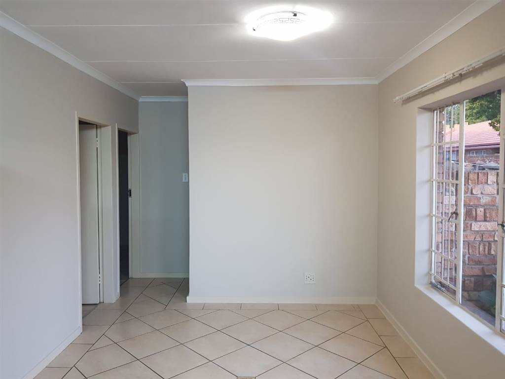 2 Bed Townhouse in Pierre van Ryneveld photo number 11