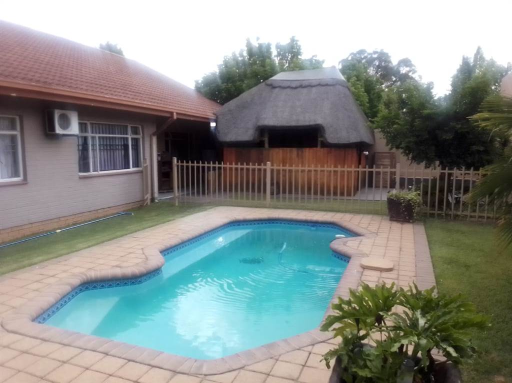 4 Bed House in Kroonstad photo number 1