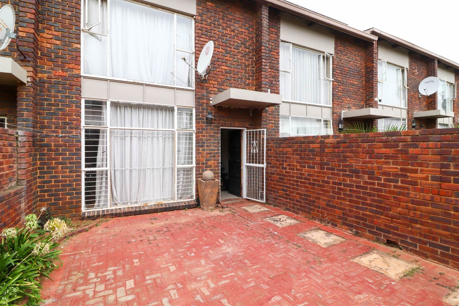 3 Bed Townhouse in Grobler Park photo number 11