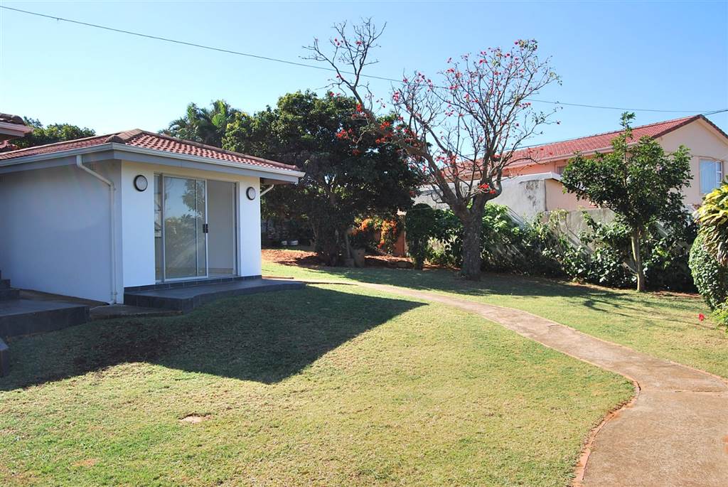 1 Bed Garden Cottage in Durban North photo number 2