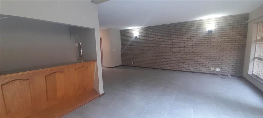 3 Bed Townhouse in Benoni Central photo number 7