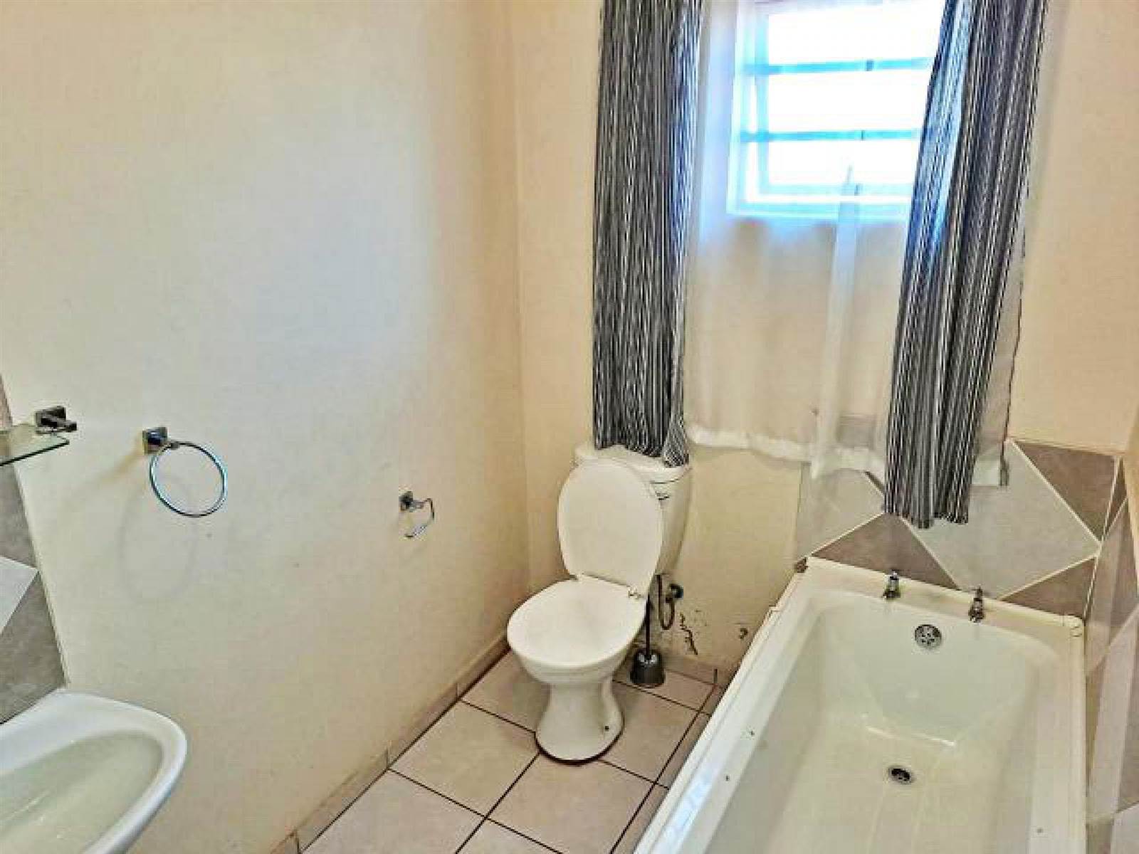 3 Bed Townhouse in Bloemfontein photo number 5