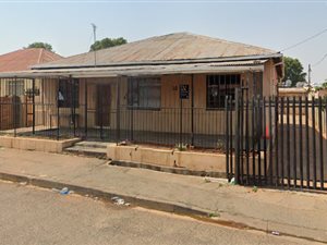 8 Bed House in Jeppestown South
