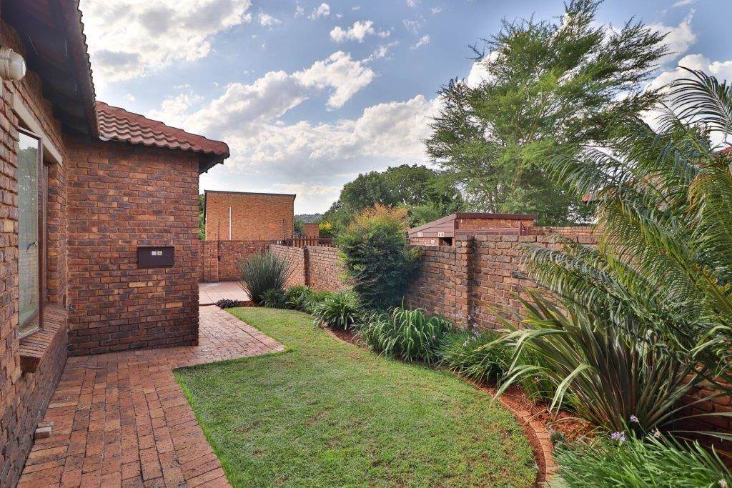 2 Bed Townhouse in Weltevreden Park photo number 19