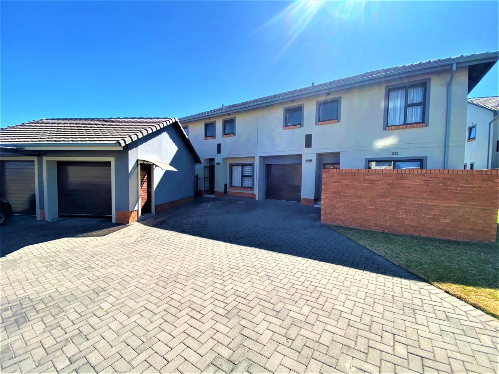3 Bed Townhouse in Kyalami photo number 2