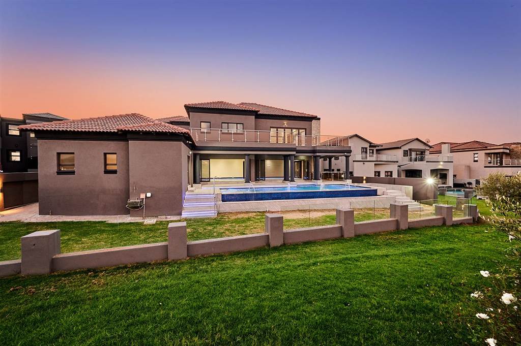 6 Bed House in Blue Valley Golf Estate photo number 3