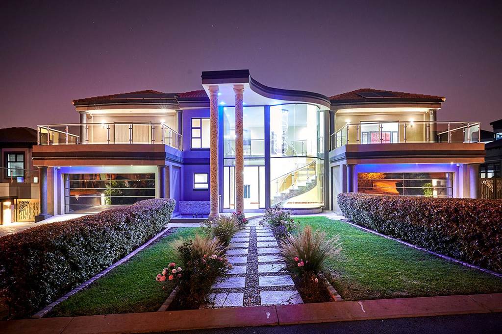 6 Bed House in Blue Valley Golf Estate photo number 5