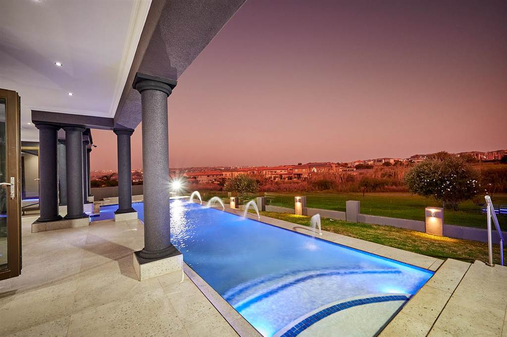 6 Bed House in Blue Valley Golf Estate photo number 4