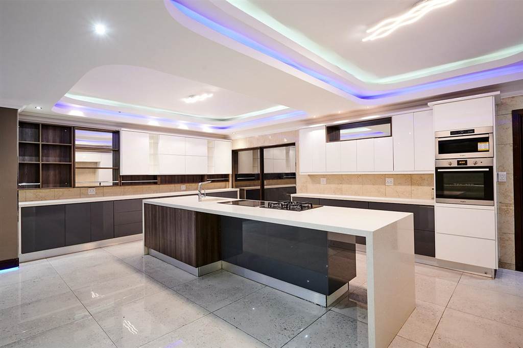6 Bed House in Blue Valley Golf Estate photo number 9