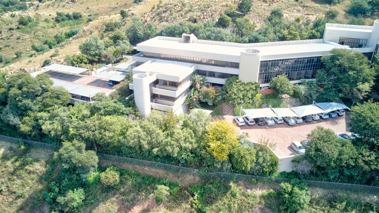 1592  m² Commercial space in Constantia Kloof photo number 2