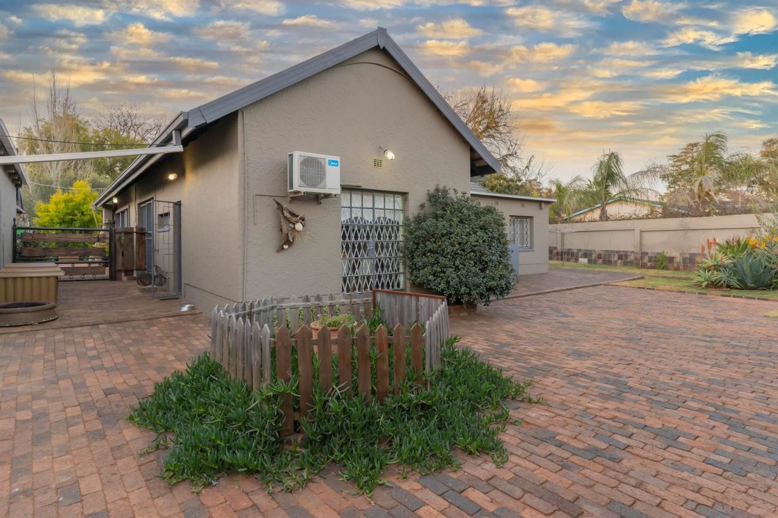 4 Bed House in Wilkoppies photo number 10