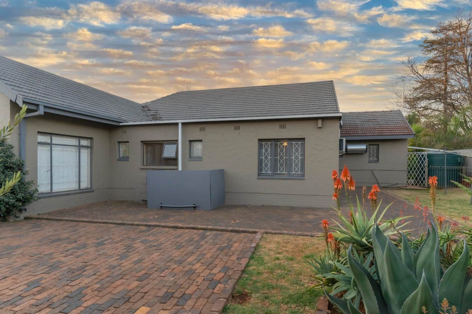 4 Bed House in Wilkoppies photo number 8