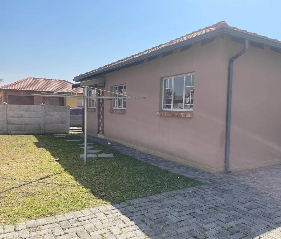 3 Bed House in Waterkloof East photo number 15