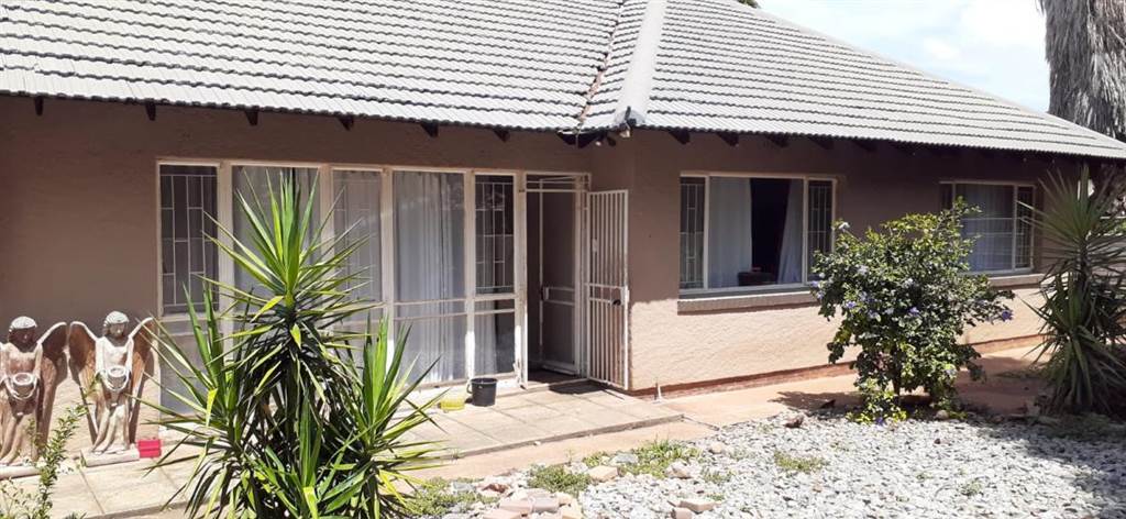 4 Bed House in Stilfontein photo number 1