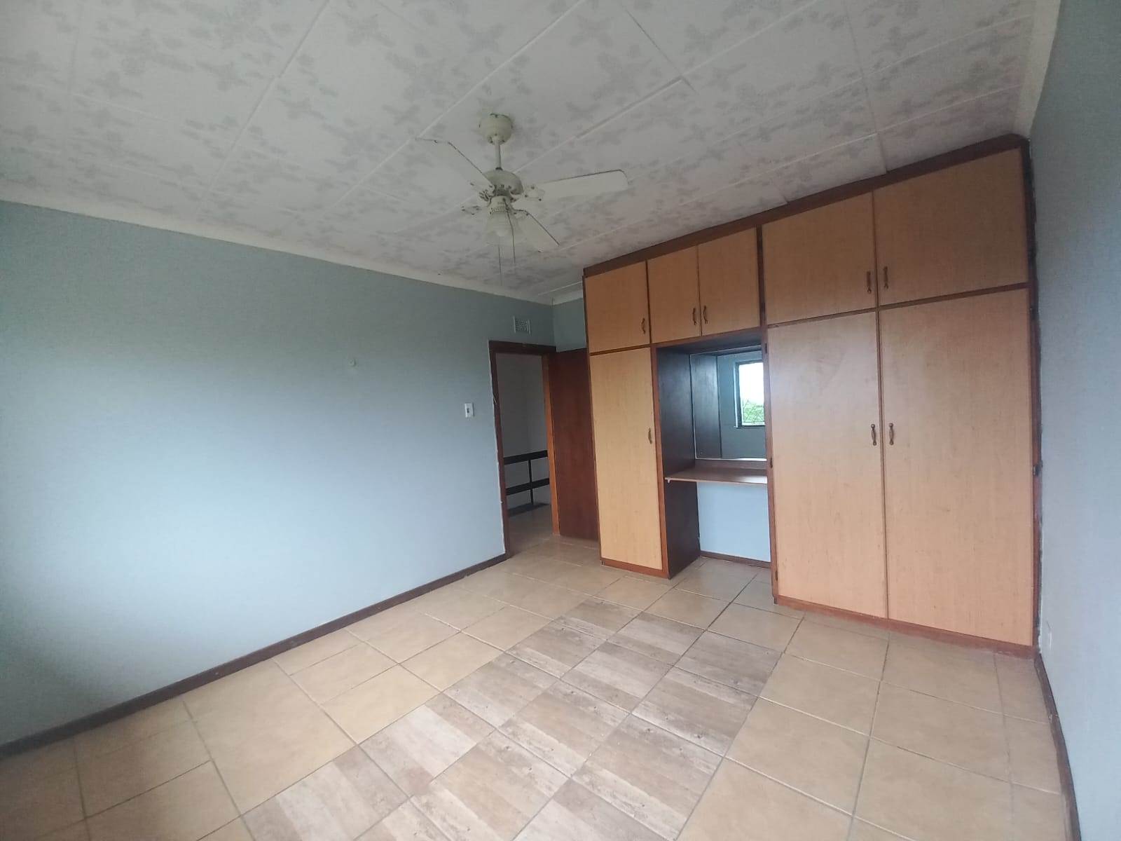 2 Bed Apartment in Umkomaas photo number 16