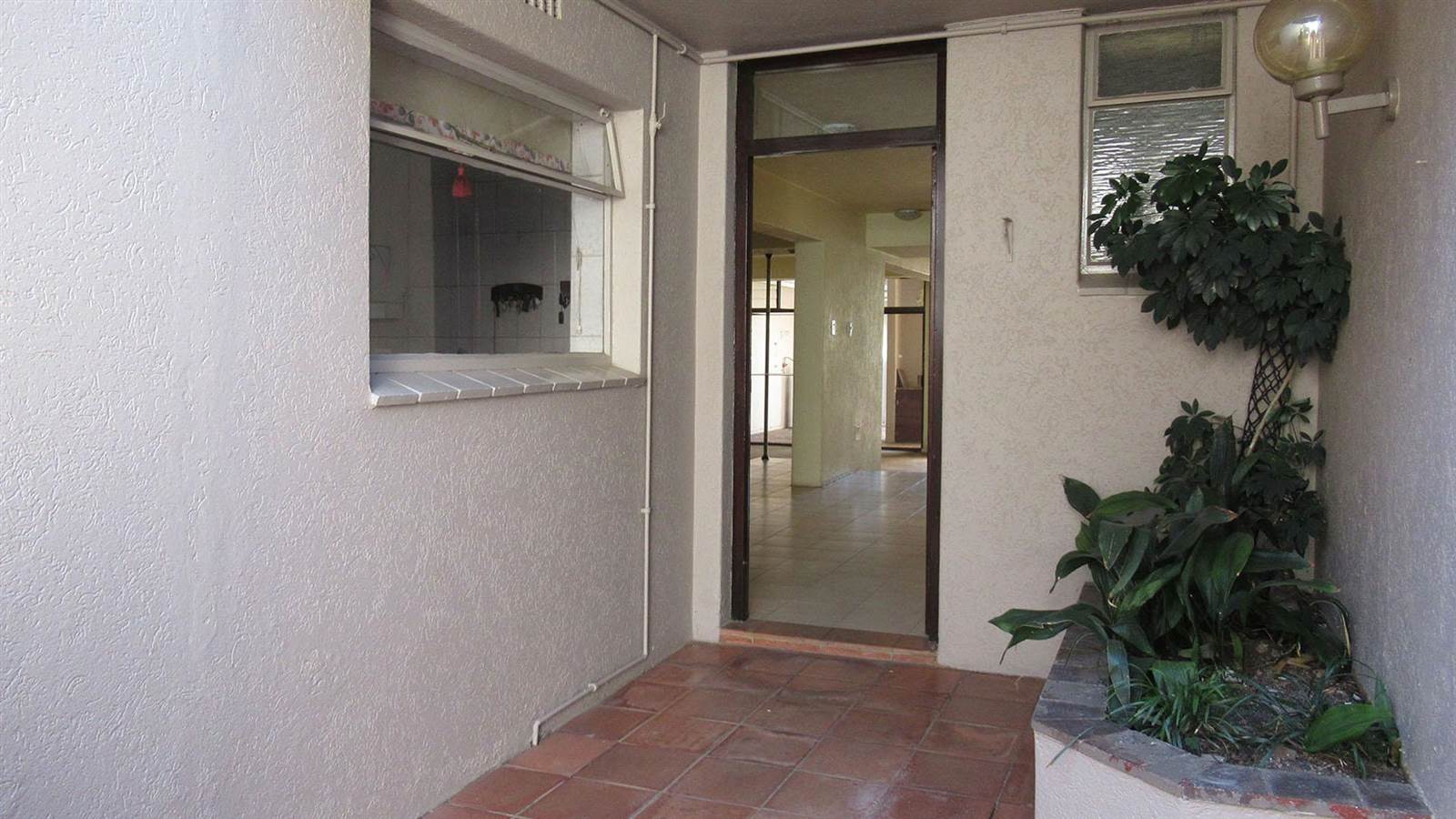3 Bed Apartment in Illovo photo number 3