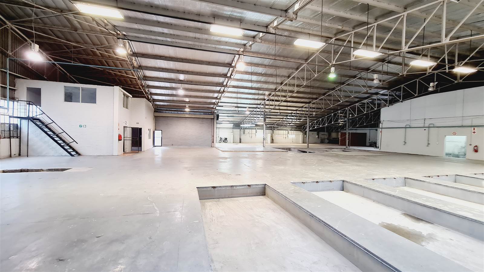 1500  m² Industrial space in Strydompark photo number 5