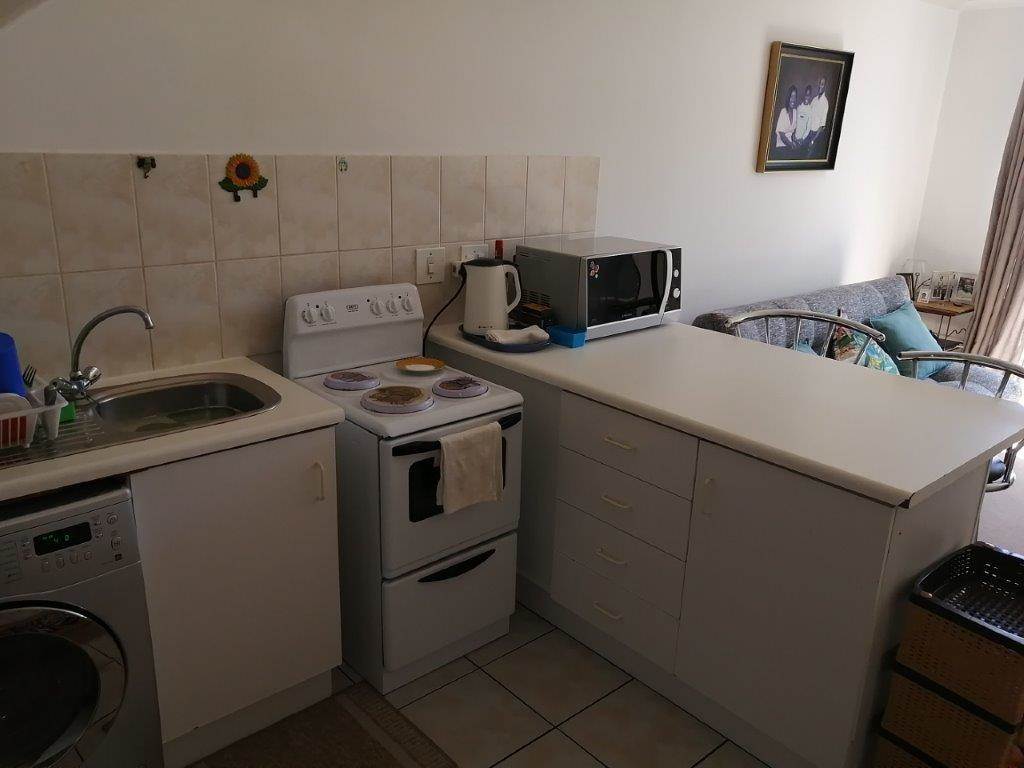 1 Bed Apartment in Milnerton Central photo number 7