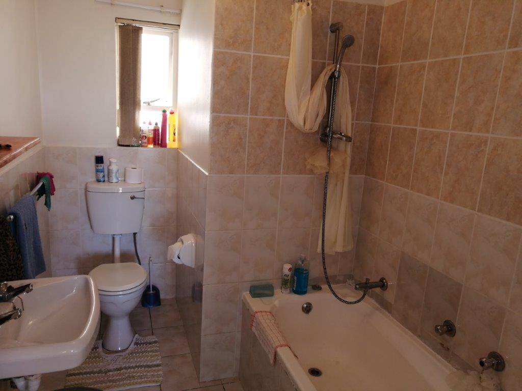 1 Bed Apartment in Milnerton Central photo number 9