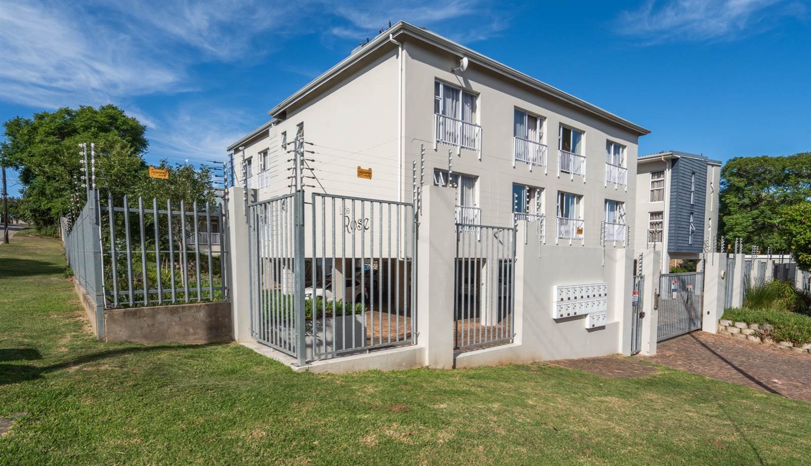 1 Bed Apartment in Grahamstown Central photo number 6
