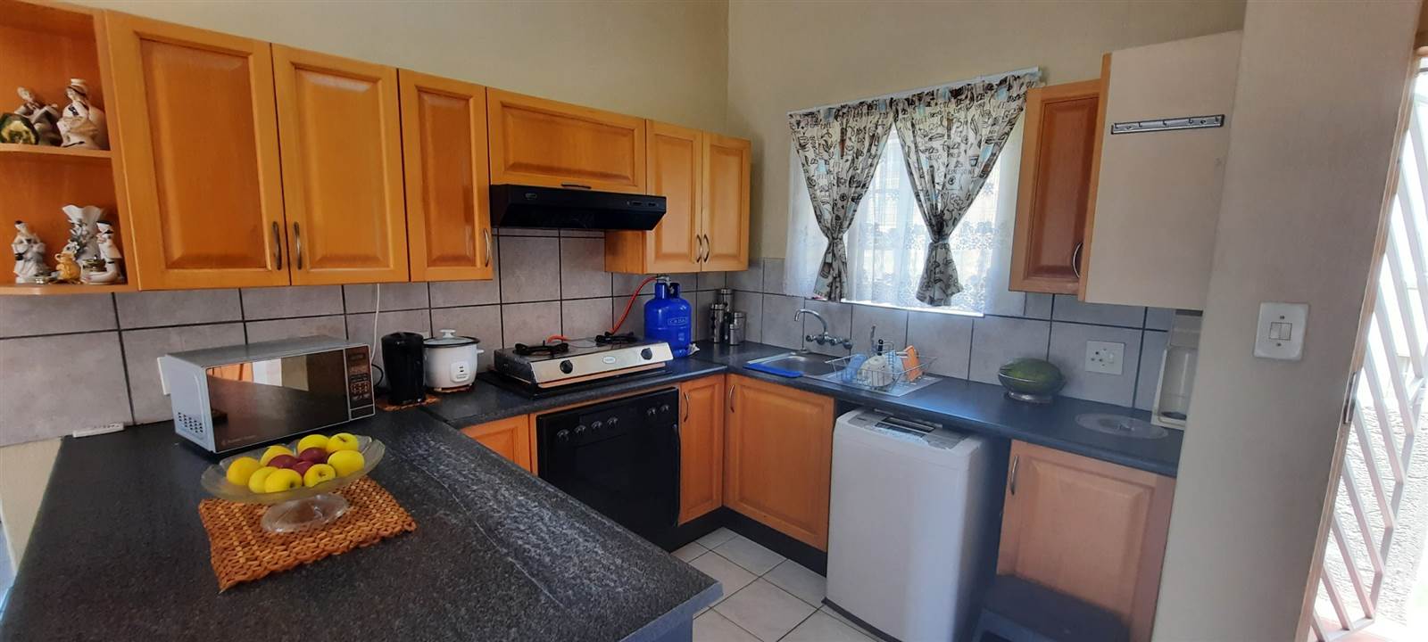2 Bed Apartment in Garsfontein photo number 3