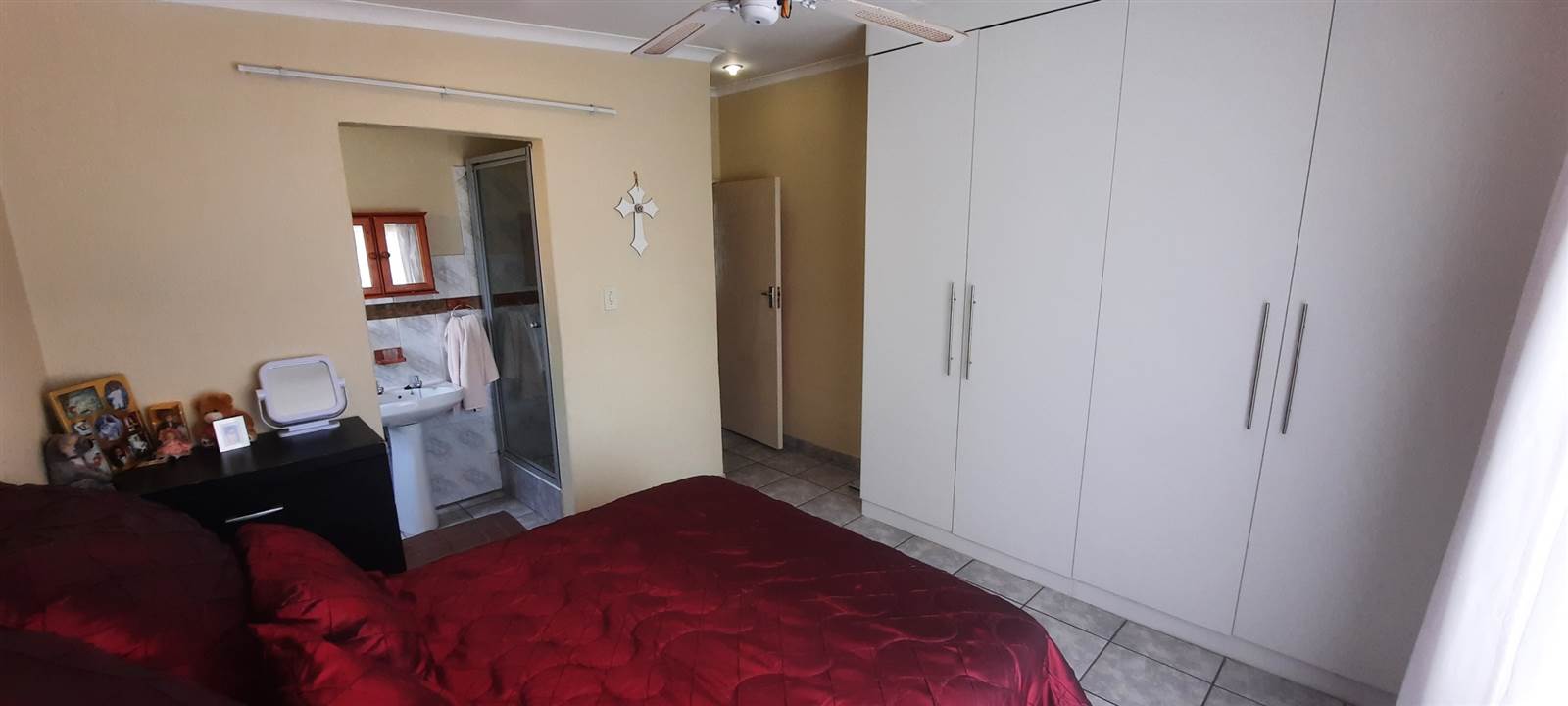 2 Bed Apartment in Garsfontein photo number 6