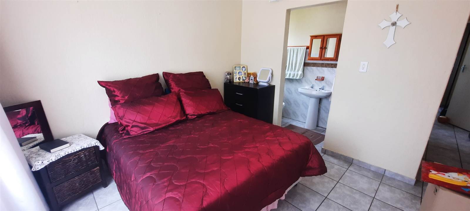 2 Bed Apartment in Garsfontein photo number 5