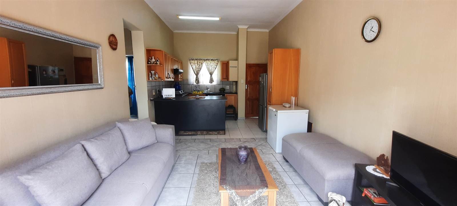 2 Bed Apartment in Garsfontein photo number 13