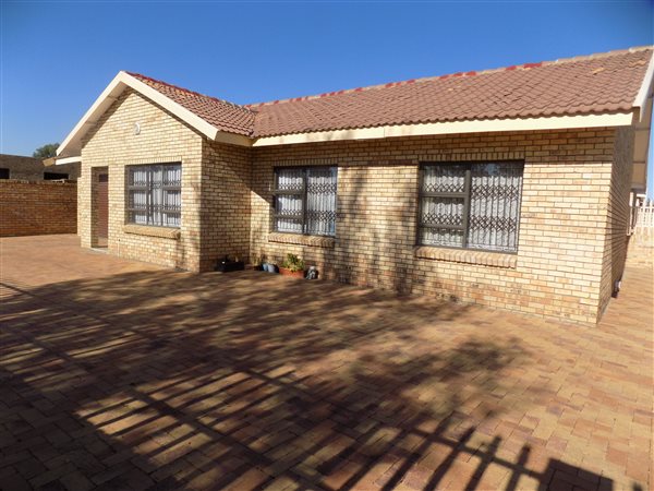 3 Bed Townhouse in Lennoxton