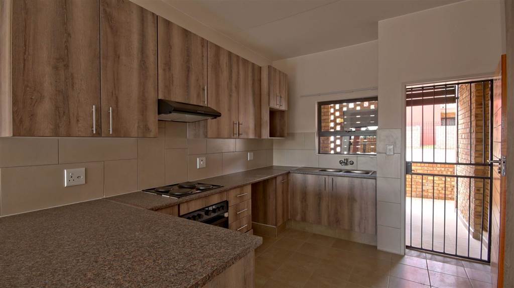 3 Bed Apartment in Wierda Park photo number 3