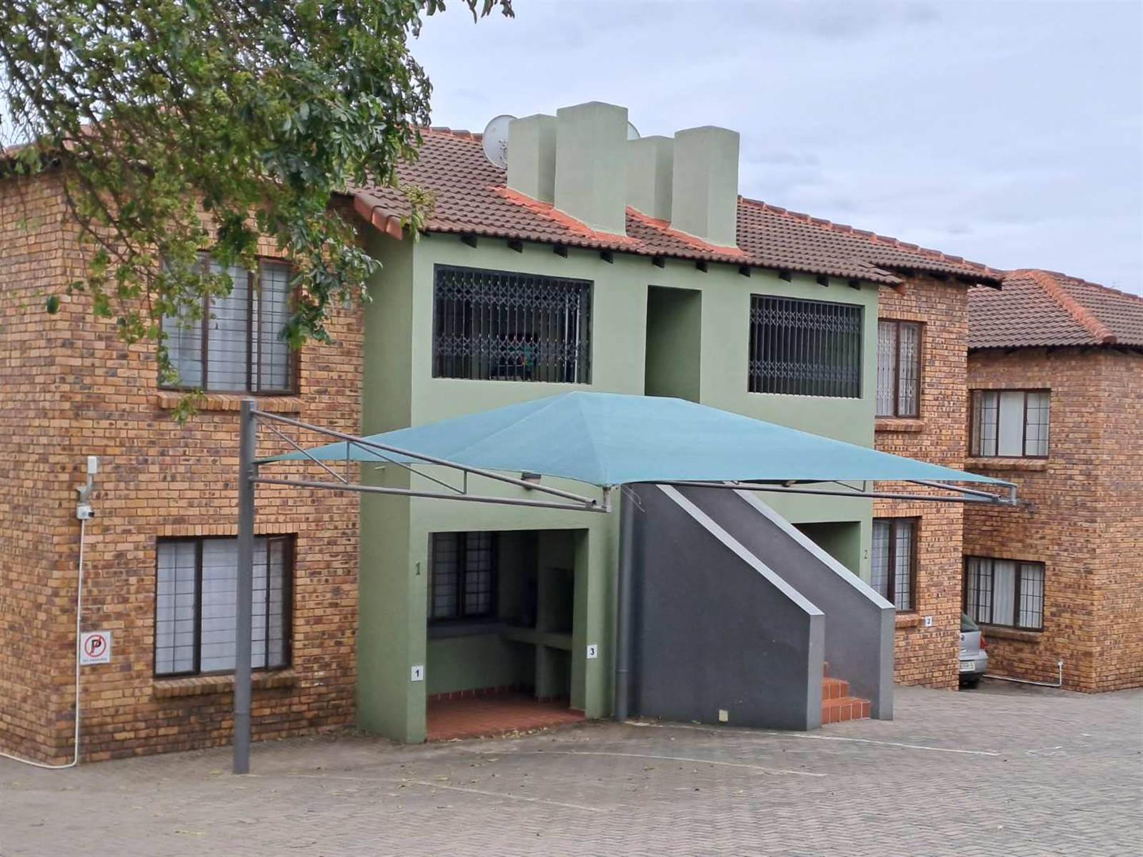 2 Bed Apartment in Sonheuwel photo number 2