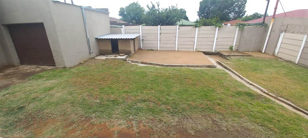 4 Bed House in Rosettenville photo number 7