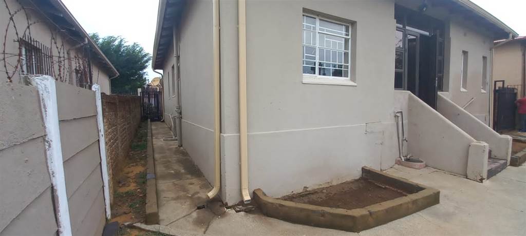 4 Bed House in Rosettenville photo number 8