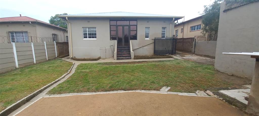 4 Bed House in Rosettenville photo number 2