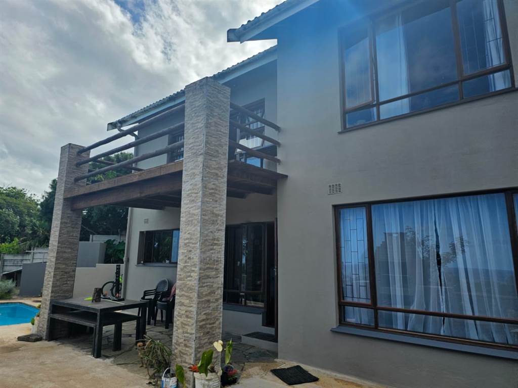 4 Bed House in Umtentweni photo number 1