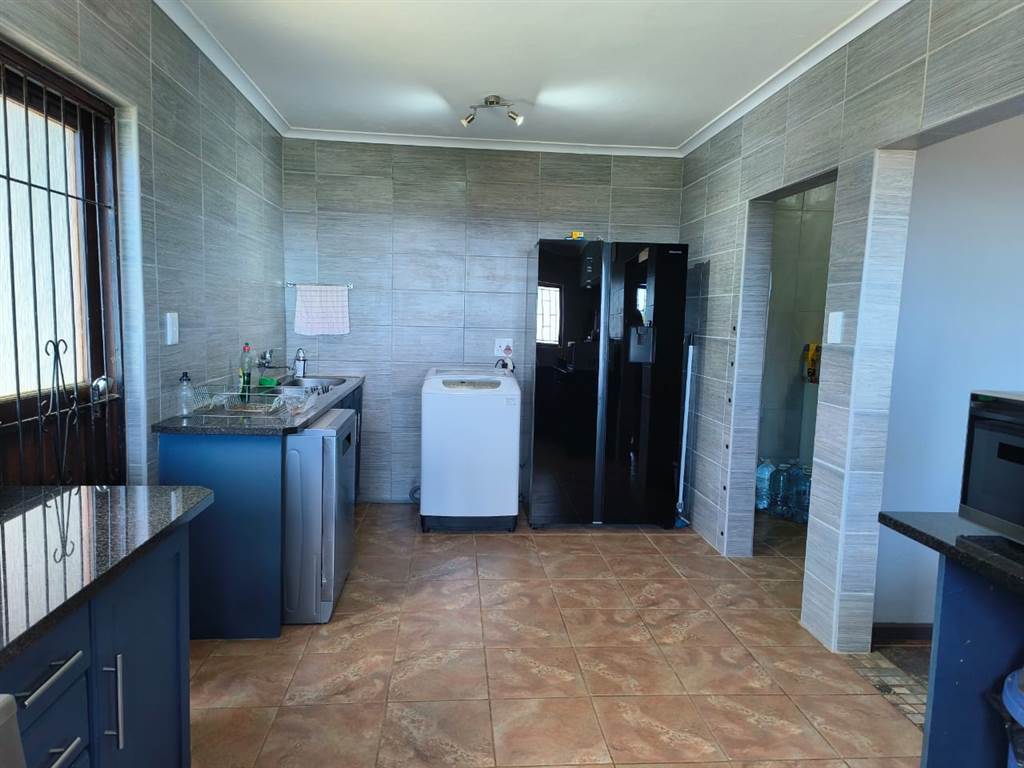 4 Bed House in Umtentweni photo number 3