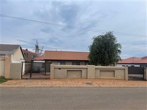 3 Bed House in Naledi