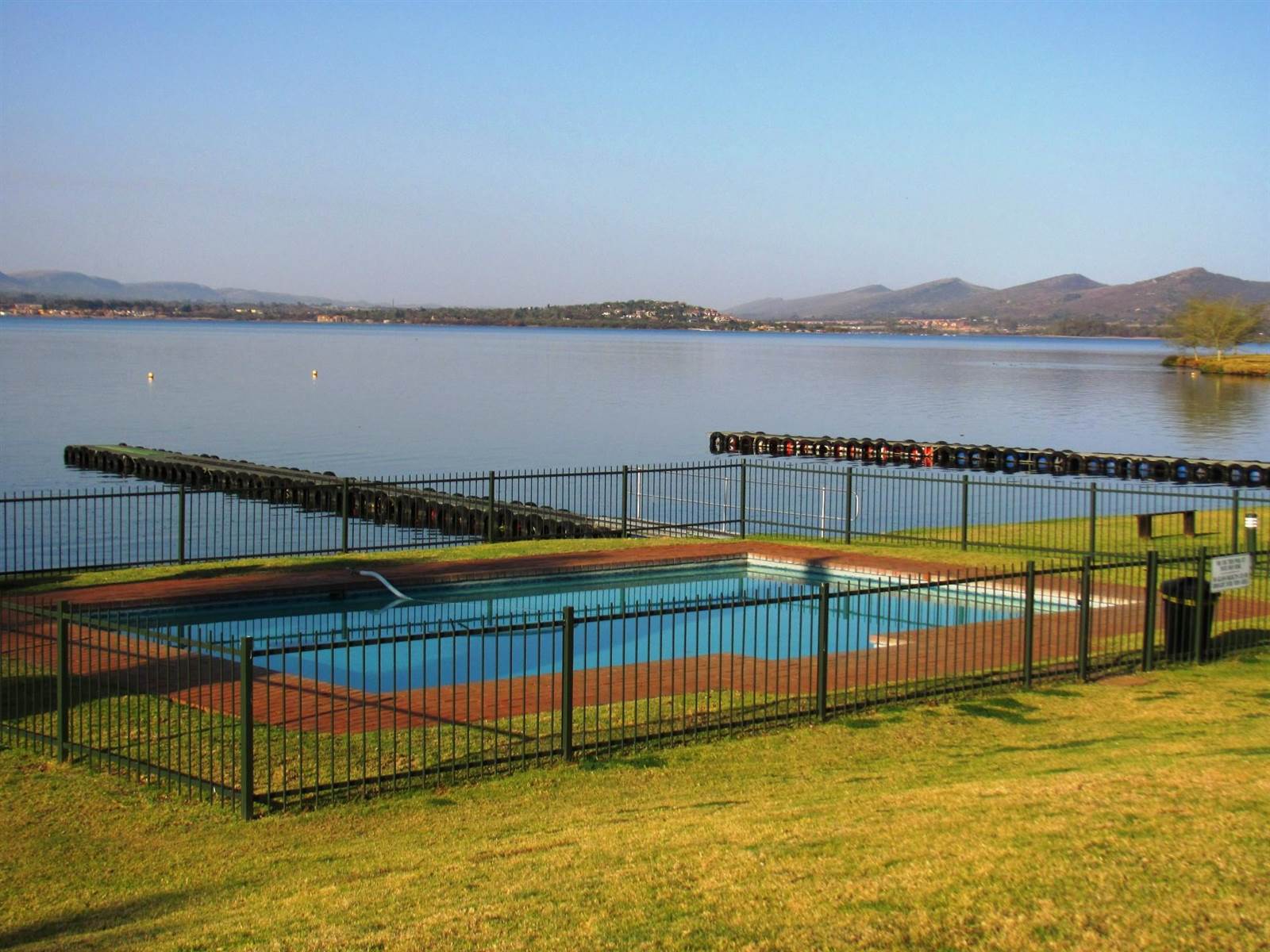2 Bed Apartment in Hartbeespoort Dam photo number 20