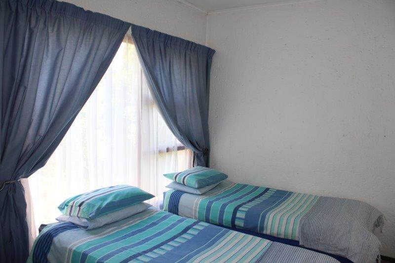 2 Bed Apartment in Hartbeespoort Dam photo number 8