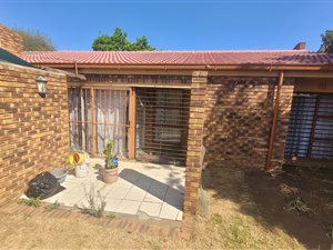 3 Bed Townhouse in Vanderbijlpark CE3