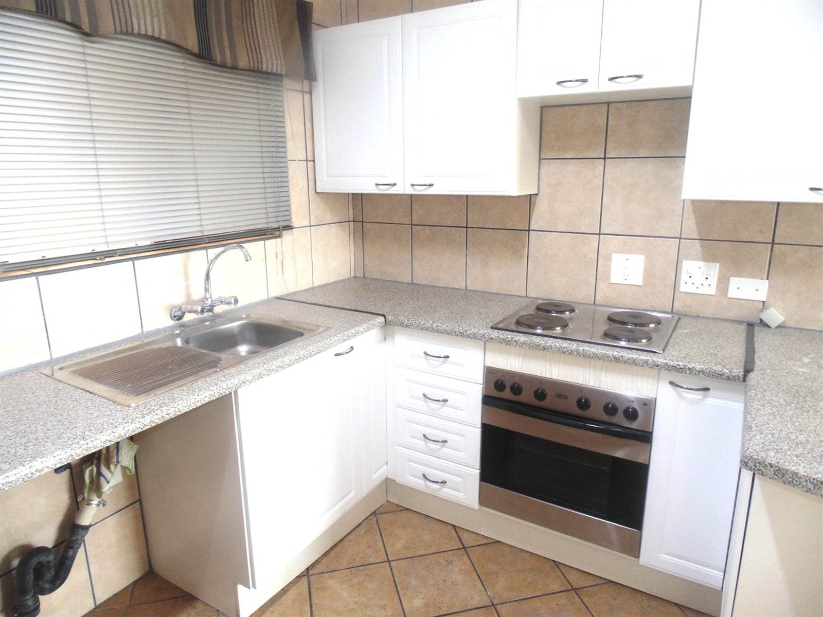 2 Bed Apartment in Constantia Kloof photo number 5