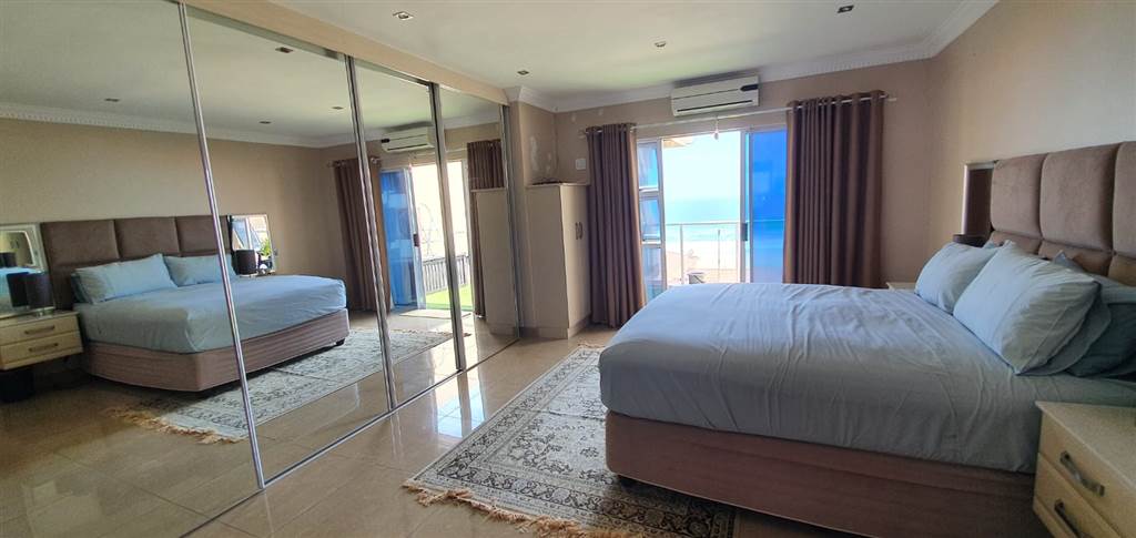 4 Bed Apartment in Illovo Beach photo number 9